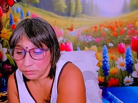 indianroxy Adlı Modelin Canlı XXX Sohbeti