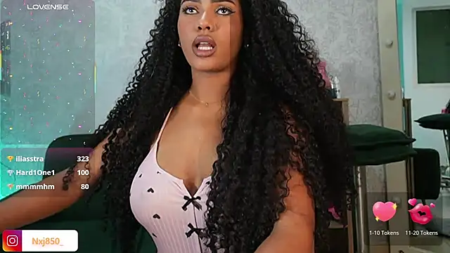 HOTBLACKANDWHITE2 Adlı Modelin Canlı XXX Sohbeti