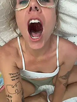 goodgirlbabydoll Show in webcam