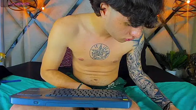 EXCLUSIVE8's Live XXX Chat