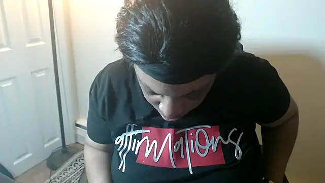 Chat +18 de Sexymona1218 ao vivo