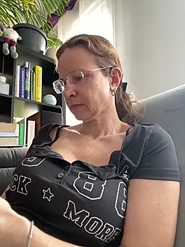 AnnikaRose live XXX chat