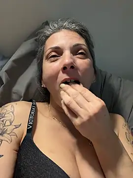 cumguzzler143's Live XXX Chat