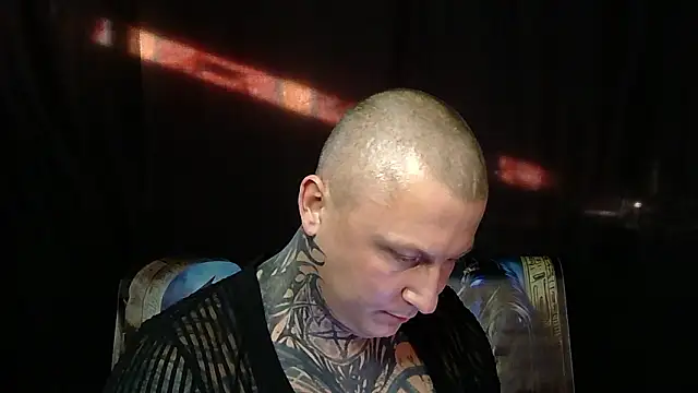 devilWithTats 即時 XXX 聊天