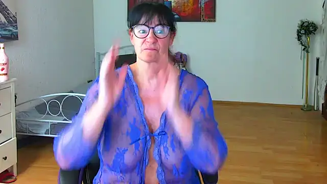 Sylly Adlı Modelin Canlı XXX Sohbeti