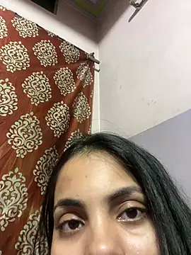 Sandhya_77: διαδικτυακό σόου στην κάμερα