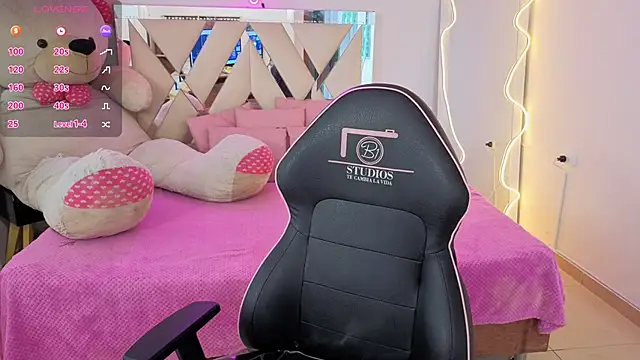 SABRIINA_TAY élő XXX-chatje