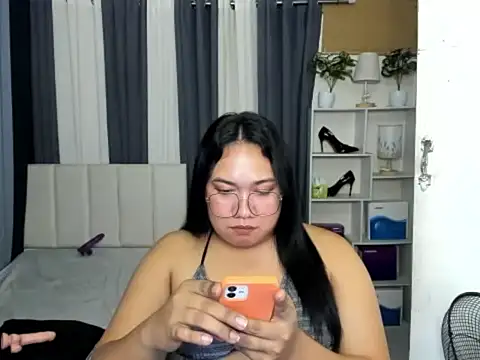 Chatroom XXX en direct de TsUncutKaren