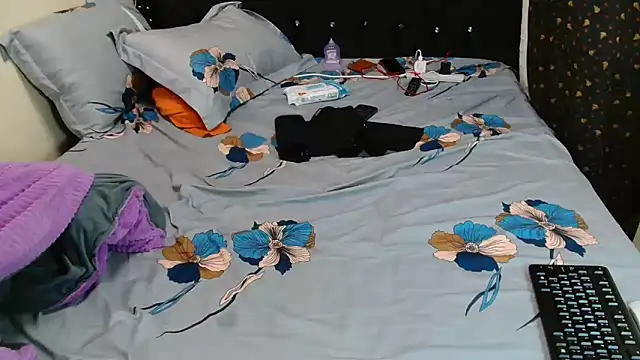 Toomuchbooty33's Webcam Show