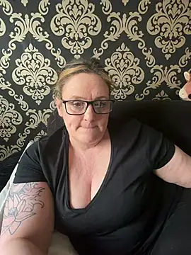 Busty-GilfQuinn Live XXX Chat