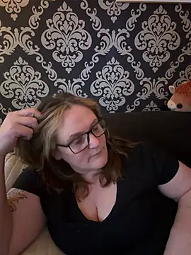 XXX chat uživo modela Busty-GilfQuinn