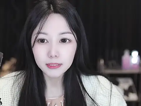 Nuyoah-77's Live XXX Chat