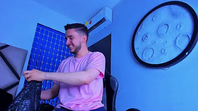 mike_257 Adlı Modelin Canlı XXX Sohbeti