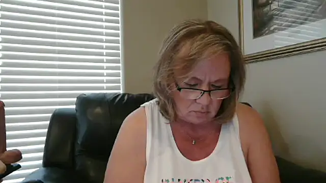 BustyAnnie webcam show