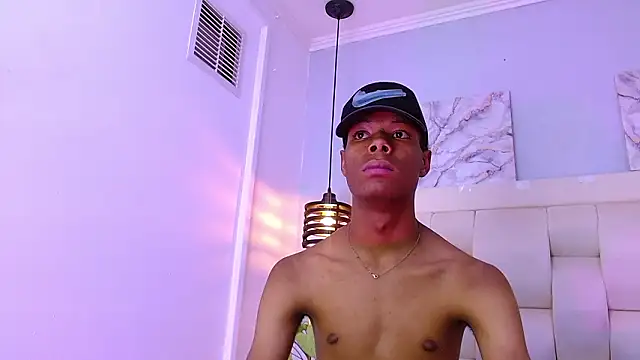 Santiago_Ortiz_ Adlı Modelin Canlı XXX Sohbeti