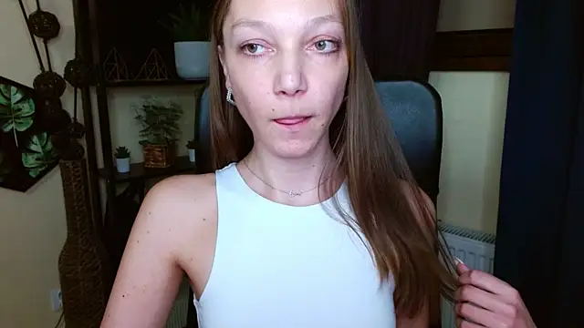 EmillyPlay élő XXX-chatje