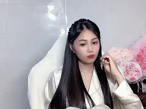 Thuy79: διαδικτυακό σόου στην κάμερα