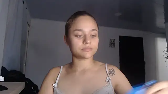 LittleCheerry69 Adlı Modelin Canlı XXX Sohbeti