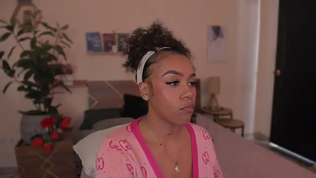 XXX chat uživo modela YariRose