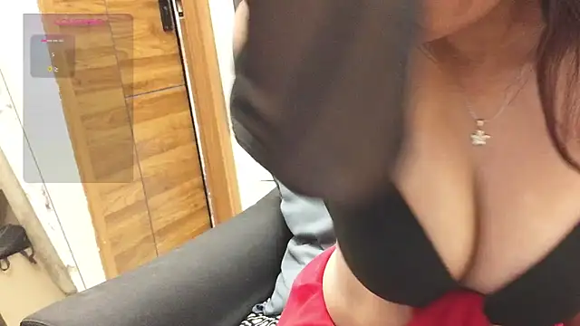 Crazy_Sneha: διαδικτυακό σόου στην κάμερα