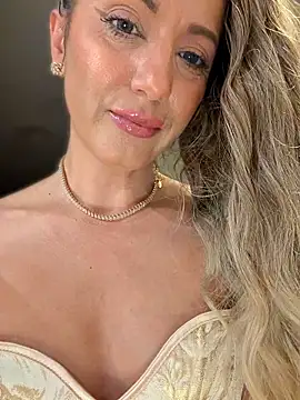 XXX chat uživo modela adya-aly