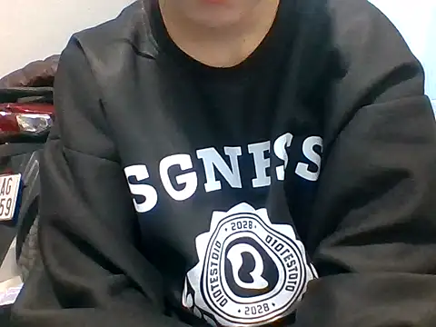 kiraa-007 élő XXX-chatje