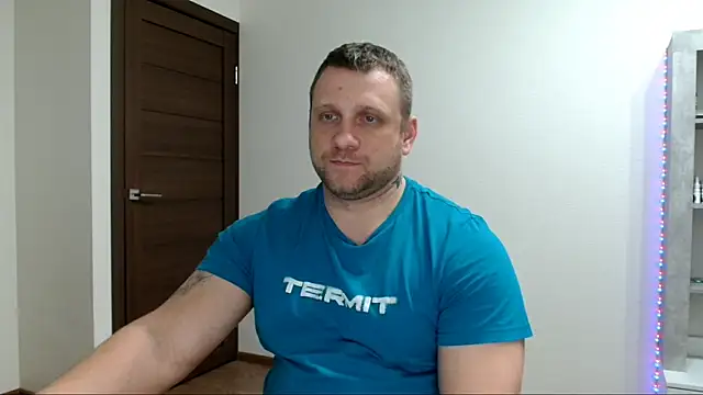 Show modela B-L-O-N-D na web-kameri