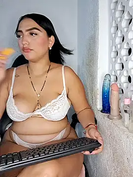 Mia_em: διαδικτυακό σόου στην κάμερα