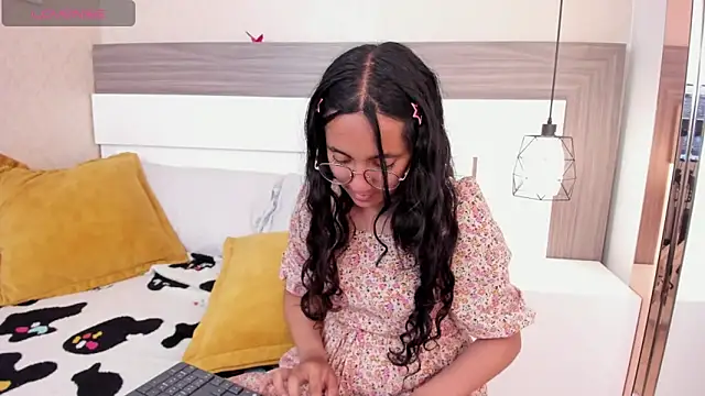 Emilyblussh's Live XXX Chat