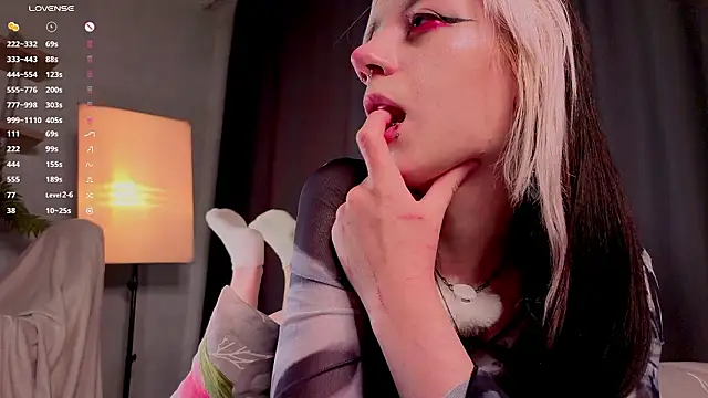 Chat +18 de TristaRoht ao vivo