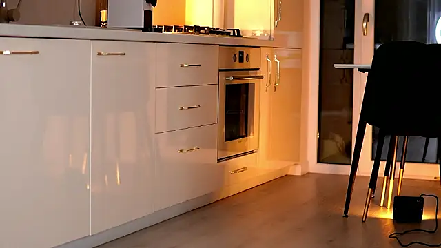 ElaraShine Adlı Modelin Canlı XXX Sohbeti