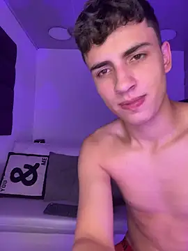 Chatroom XXX en direct de AdrianRinaldi