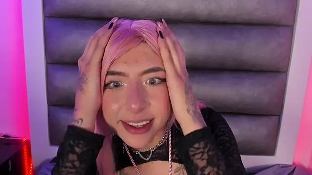 adhalee_js' Live XXX Chat