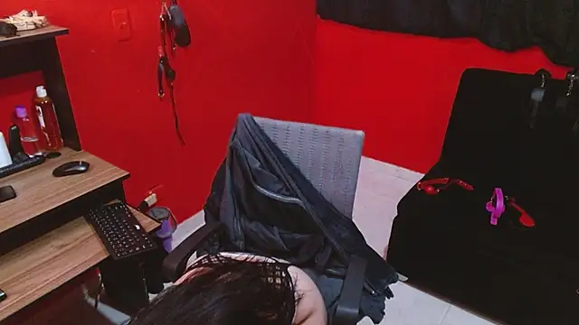 Emily_Slave28 Webcamshow