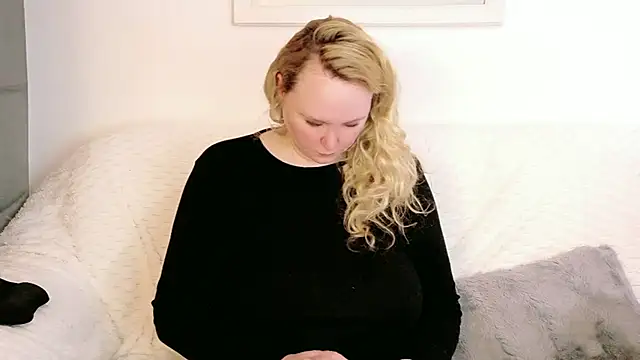 Sarah4you live XXX chat