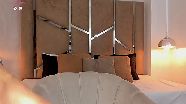 Megan-8 élő XXX-chatje