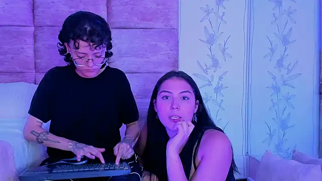 Show modela CaliferAndAurora na web-kameri