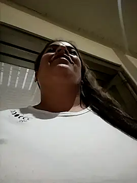 Mia-GlowのライブXXXチャット