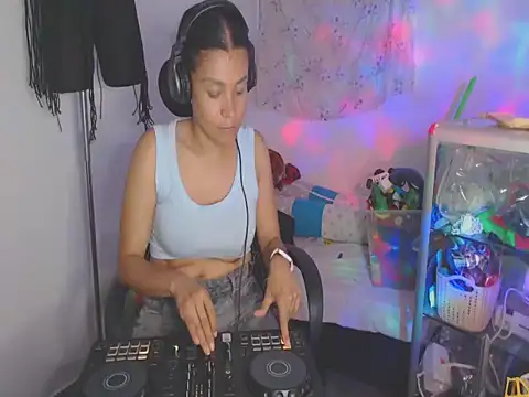 shayna_cute Adlı Modelin Canlı XXX Sohbeti