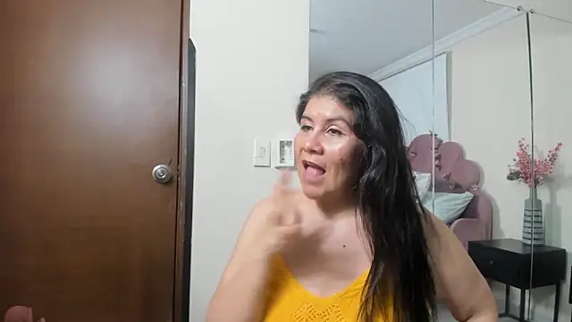 Chat XXX en directo de kiraGeiner