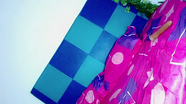 laaura_dolll's Webcam Show