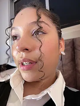 Chatroom XXX en direct de Shara_dreams