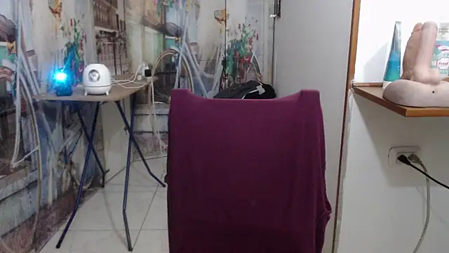 curly_greeneyed's Live XXX Chat