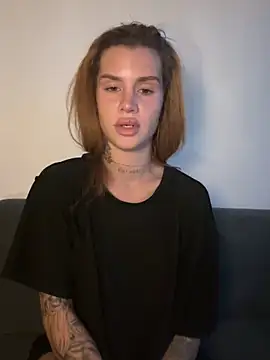 EmiliaCatalina 即時 XXX 聊天