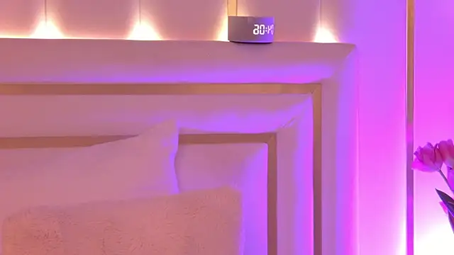 LeyaFoxhall Show Webcam