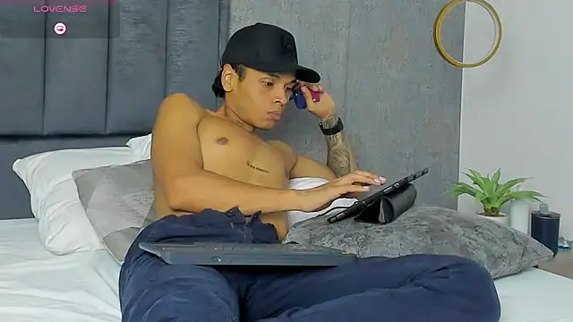 Alejandroo_Montenegro élő XXX-chatje