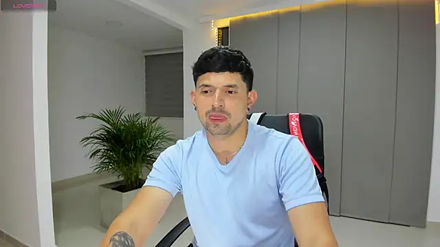 Show modela TroyeSavage na web-kameri