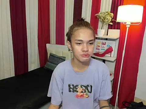 PetiteHugecockTs webcam show