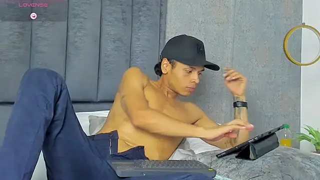 Alejandroo_Montenegro Webcam show