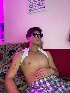 Show modela COUPLEHOTTDF na web-kameri